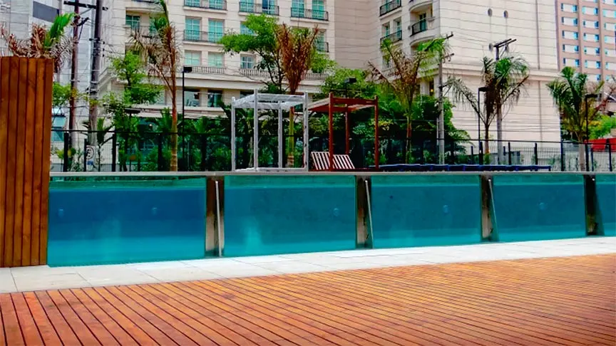 Piscina de vidro em fachada de prédio 